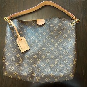 Gently used Louis Vuitton should bag. It’s real but I don’t have the box.